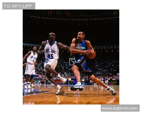 格兰特希尔与乔丹的巅峰对决:篮球传奇的较量与时代的交错 格兰特希尔与乔丹的巅峰对决:篮球传奇的较量与时代的交错